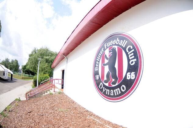 Neues Logo des BFC Dynamo an der Tribüne des heimischen Stadions im Sportforum Hohenschönhausen Fußball Herren NOFV Oberliga 2009 2010, Nordost, Berliner FC Dynamo o0 Fotostory, Vereinsstory Totale Berlin