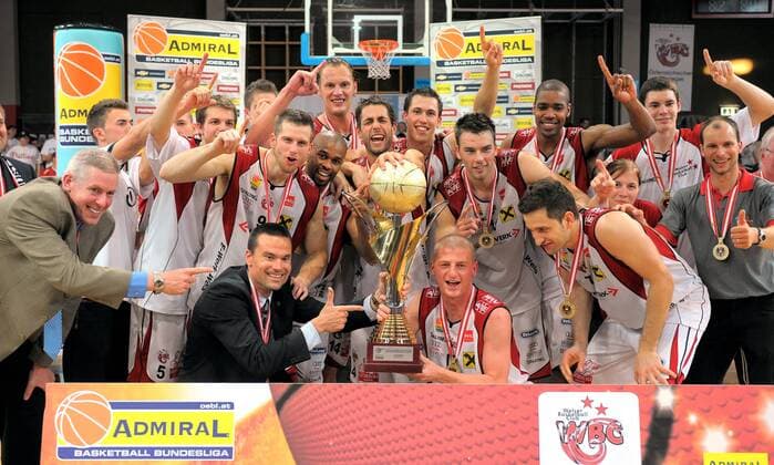 WBC Wels ist österreichischer Meister - Vorn li. Trainer Raoul Korner mit der Trophäe -  Basketball Herren ABL 2008 2009, Admiral Bundesliga, 1. Liga, WBC Wels Totale Wels Freude,