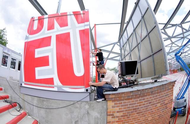 Fans als freiwillige Helfer arbeiten an der neuen Cateringstation der Alten Försterei - Heimspielstätte von Union Berlin Fußball Herren 3. Liga 2008 2009, 2. BL, Vorschau 2009 2010, 1. FC Union Berlin Totale o0 Stadion an, Alte Berlin