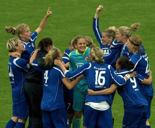 1. FFC Turbine Potsdam - Deutscher Meister 2009: Die Spielerinnen tanzen um Torfrau Desiree Schumann herum Fußball 1. BL Damen Saison 2008 2009, Frauen, Frauenfußball, 1. FFC Turbine Potsdam Totale Potsdam Freude, Begeisterung,