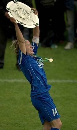 Jennifer Zietz (Potsdam) - Deutsche Meisterin 2009 Fußball 1. BL Damen Saison 2008 2009, Frauen, Frauenfußball, 1. FFC Turbine Potsdam Einzelbild o0 Schale Potsdam Freude, Begeisterung,
