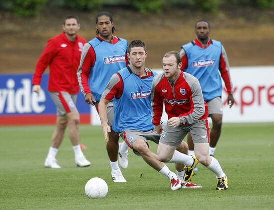 Wayne Rooney (re.) gegen Gary Cahill (beide England) - EDITORIAL USE ONLY. No use with unauthorised audio, video, data, fixture lists, club league logos or live services. Online in-match use limited to 120 images, no video emulation. No use in betting, games or single club league player publications. Fußball Herren Nationalteam 2009, Training Gruppe London Dynamik,