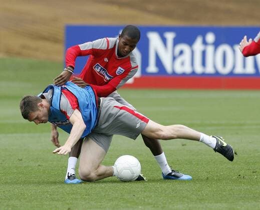 Ashley Young (re.) gegen James Milner (beide England) - EDITORIAL USE ONLY. No use with unauthorised audio, video, data, fixture lists, club league logos or live services. Online in-match use limited to 120 images, no video emulation. No use in betting, games or single club league player publications. Fußball Herren Nationalteam 2009, Training Gruppe London Dynamik,