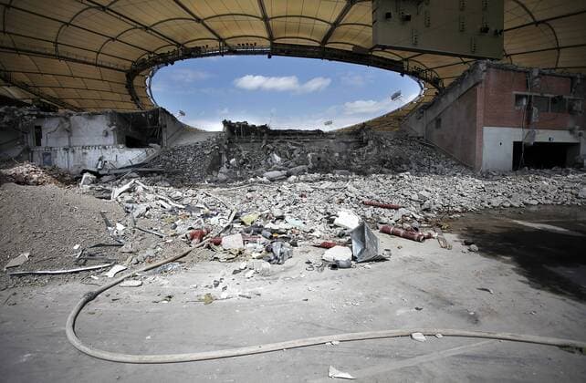 Umbau der Mercedes Benz Arena - Heimspielstätte von Stuttgart - zu einer reinen Fußballarena: Abbruch der Untertürkheimer Kurve Fußball 1. BL Herren Saison 2008 2009, VfB Stuttgart, Umbau, Stadionumbau, Baustelle, Bau, Bauarbeiten Totale Gottlieb Daimler Stadion Stuttgart