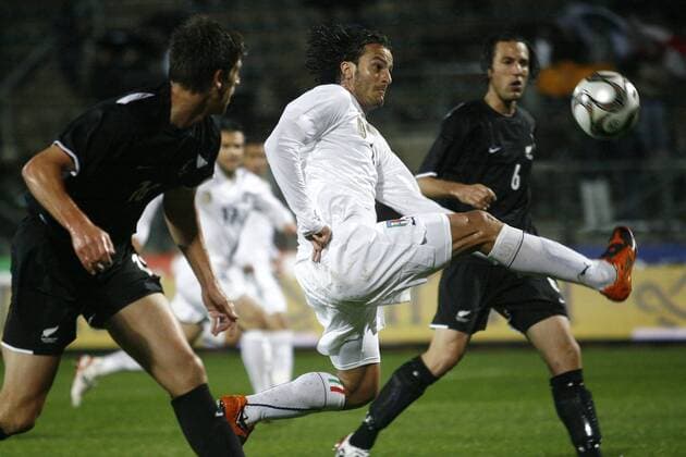 Alberto Gilardino (Italien, Mitte) im Zweikampf -  Fußball Länderspiel Herren Freundschaftsspiel 2009, Test, Testspiel, Nationalteam, Nationaltrikot, Italien - Neuseeland 4:3 Gruppe Pretoria o0 Tshwane Dynamik,