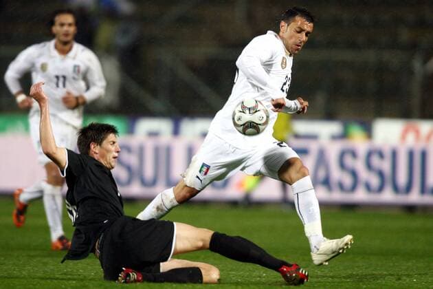 Fabio Quagliarella (Italien, re.) gegen Andrew Boyens (Neuseeland) -  Fußball Länderspiel Herren Freundschaftsspiel 2009, Test, Testspiel, Nationalteam, Nationaltrikot, Italien - Neuseeland 4:3 Gruppe Pretoria o0 Tshwane Dynamik,