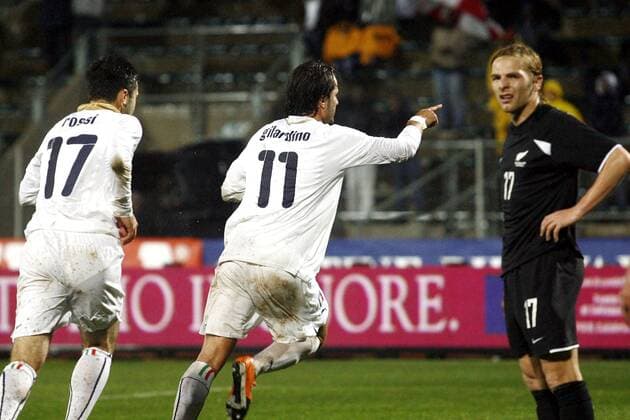 Alberto Gilardino (Mitte) und Giuseppe Rossi (li., beide Italien) - Torjubel, daneben Dave Mulligan (Neuseeland) -  Fußball Länderspiel Herren Freundschaftsspiel 2009, Test, Testspiel, Nationalteam, Nationaltrikot, Italien - Neuseeland 4:3 Gruppe Pretoria o0 Tshwane Freude,