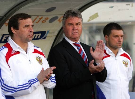 Nationaltrainer Guus Hiddink (Mitte), Co Trainer Alexander Borodjuk (li.) und Co Trainer Igor Korneev (alle Russland) -  Fußball Länderspiel Herren WM Quali 2009, Nationalteam, Gruppe Helsinki