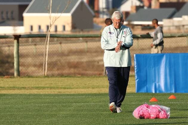 Nationaltrainer Marcello Lippi (Italien) schaut auf die Uhr -  Fußball Herren Confed Cup 2009, Confederationscup, Konföderationencup, Konföderationen, Nationalteam Einzelbild Pretoria o0 Tshwane Nachdenklichkeit,