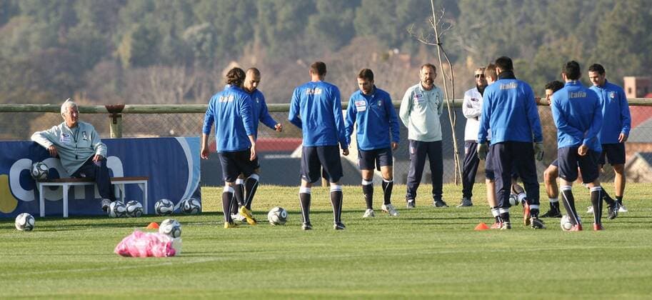 Nationaltrainer Marcello Lippi (Italien) schaut sich das Training von der Bank an -  Fußball Herren Confed Cup 2009, Confederationscup, Konföderationencup, Konföderationen, Nationalteam Totale Pretoria o0 Tshwane
