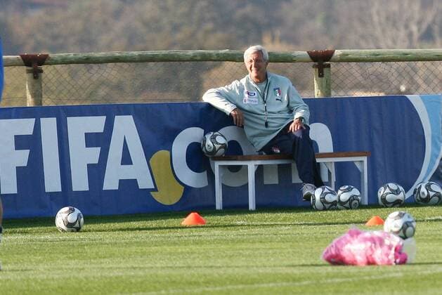 Nationaltrainer Marcello Lippi (Italien) schaut sich das Training von der Bank an -  Fußball Herren Confed Cup 2009, Confederationscup, Konföderationencup, Konföderationen, Nationalteam Einzelbild Pretoria o0 Tshwane