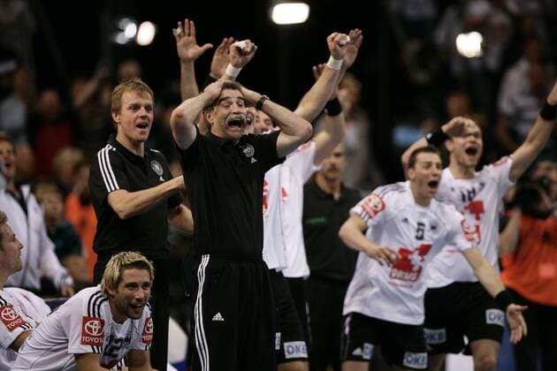 Schlussjubel Deutschland mit Bundestrainer Heiner Brand (Mitte) - die EM Qualifikation ist gesichert Handball Länderspiel Herren EM Qualifikation 2009, Nationalteam, Gruppe Hamburg Freude,