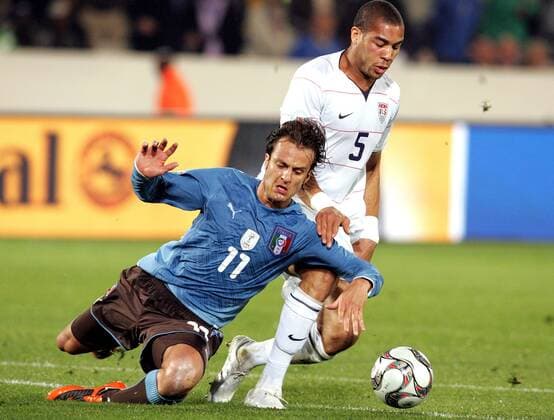 Alberto Gilardino (Italien, li.) gegen Oguchi Onyewu (USA) -  Fußball Länderspiel Herren Confed Cup 2009, Nationalteam, Nationaltrikot, USA - Italien, Vdig Gruppe Tshwane o0 Pretoria Dynamik,