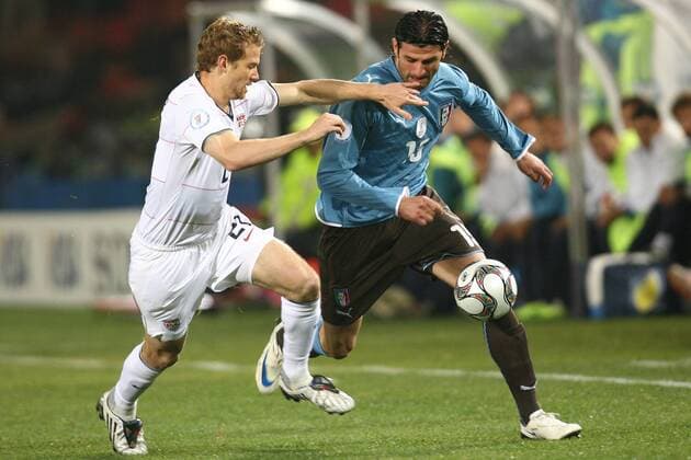 Jonathan Spector (USA, li.) gegen Vincenzo Iaquinta (Italien) -  Fußball Länderspiel Herren Confed Cup 2009, Nationalmannschaft, Nationaltrikot, USA - Italien 1:3 Gruppe Pretoria o0 Tshwane Dynamik,