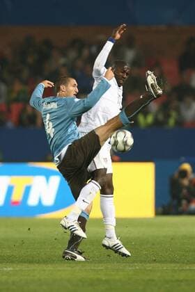 Giorgio Chiellini (Italien, li.) gegen Jozy Altidore (USA) -  Fußball Länderspiel Herren Confed Cup 2009, Nationalmannschaft, Nationaltrikot, USA - Italien 1:3 Gruppe Pretoria o0 Tshwane Dynamik,
