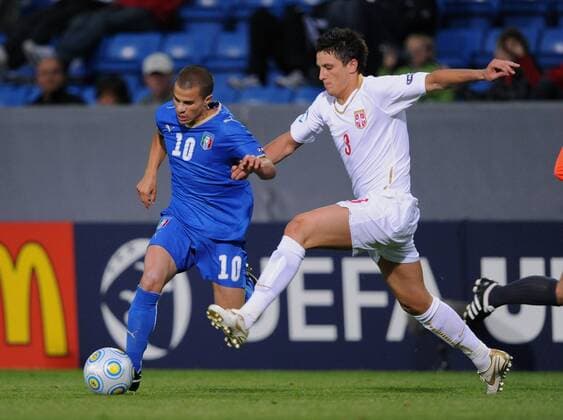 Sebastian Giovinco (Italien U21, li.) gegen Ljubomir Fejsa (Serbien U21) Fußball Länderspiel Herren U 21 EM 2009, Länderspiel, U21, Junioren, Nationalteam, Nationaltrikot, Italien - Serbien 0:0 Gruppe Helsingborg Dynamik,