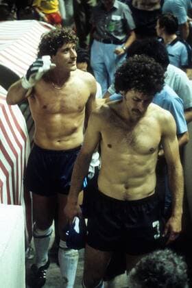 Torwart Harald Schumacher (li.) und Paul Breitner (beide BR Deutschland) - Schlussjubel Fußball WM Herren WM Halbfinale 1982, Länderspiel, Nationalteam, Nationaltrikot, BRD Gruppe Sevilla Freude,