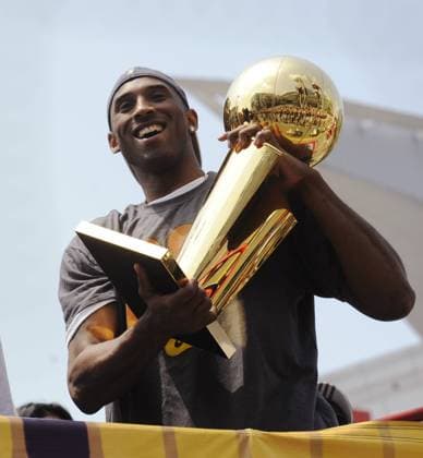 Kobe Bryant (Los Angeles Lakers) - NBA Meister 2009 - präsentiert die Larry O Brien Trophäe -  (LAP20090617115) Basketball Herren NBA 2008 2009, Playoffs, Playoff, Play Offs, Off, US amerikanische Meisterschaft, Meister Einzelbild Los Angeles, LA, L A Freude,