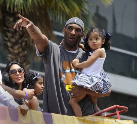 Kobe Bryant (Los Angeles Lakers) feiert mit Tochter Gianna den Gewinn der US amerikanischen Meisterschaft 2009 -  (LAP20090617118) Basketball Herren NBA 2008 2009, Playoffs, Playoff, Play Offs, Off, US amerikanische Meisterschaft, Meister Gruppe Los Angeles, LA, L A Freude,