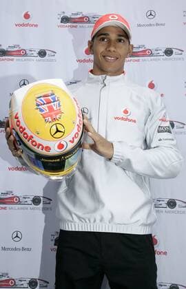 Lewis Hamilton (England McLaren Mercedes) präsentiert seinen neuen Helm, der mit den britischen Landesfarben aufwartet Motorsport Grand Prix Herren Großer Preis von Großbritannien 2009, Formel 1 WM, F1, F, GP Einzelbild Silverstone