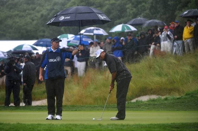 Tiger Woods (USA, re.) wird von seinem Caddie Steve Williams (Neuseeland) mit einem Regenschirm geschützt -  (NYP20090618328) Golf Herren US Open 2009, PGA Tour Gruppe Farmingdale Bethpage