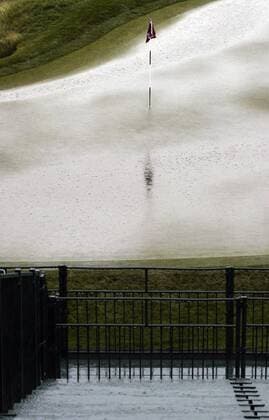 Regenpause bei den US Open 2009 - Loch 18 des Bethpage Black Course in Farmingdale unter Wasser -  (NYP20090618125) Golf Herren US Open 2009, PGA Tour Totale Farmingdale Bethpage