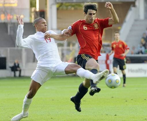 Kieran Gibbs (England U21, li.) gegen Javi Martinez (Spanien U21) -  Fußball EM Herren U21 EM 2009, U 21, Länderspiel, Nationalmannschaft, Nationaltrikot, Spanien - England 0:2 Gruppe Göteborg Dynamik,