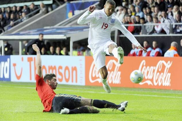 Kieran Gibbs (England U21, re.) gegen Javi Martinez (Spanien U21) -  Fußball EM Herren U21 EM 2009, U 21, Länderspiel, Nationalmannschaft, Nationaltrikot, Spanien - England 0:2 Gruppe Göteborg Dynamik,