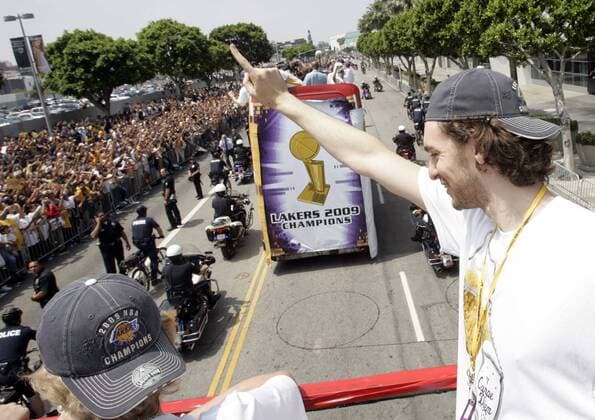 Pau Gasol (Los Angeles Lakers) feiert den NBA Titel 2009 bei einer Parade durch Los Angeles -  (LAP20090617413) Basketball Herren NBA 2008 2009, Los Angeles Lakers, LA, L A, Feier, Meisterfeier Einzelbild Los Angeles Freude,