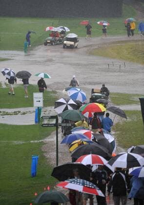 US Open 2009 - Golffans treten den Heimweg an, nachdem der Golfplatz in Farmingdale von Wassermassen überfluteten wird -  (NYP20090618342) Golf Herren US Open 2009, PGA Tour, Bodenverhältnisse, Platzverhältnisse, Golfplatz Platz Anlage Golfanlage Totale Fan, Publikum, Golfclub Club Kurs Golfkurs Bethpage Black, Farmingdale