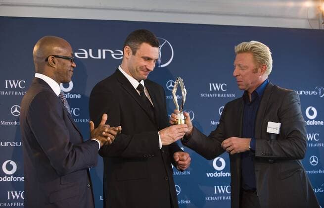 Vitali Klitschko (Ukraine, Mitte) wird durch Boris Becker (Deutschland, re.) und Edwin Moses (USA) mit dem Laureus World Comeback of the Year Award ausgezeichnet Boxen Herren Laureus World Sports Awards 2009, Sportlerwahl, Wahl, Boxsport, Profiboxen, Vdig o0 des Jahres Gruppe Dortmund