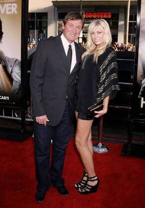Wayne Gretzky (USA) mit seiner Tochter Paulina anlässlich der Filmpremiere zu - The Hangover - in Los Angeles -  Eishockey Herren Filmpremiere 2009 Gruppe Los Angeles, L.A., LA