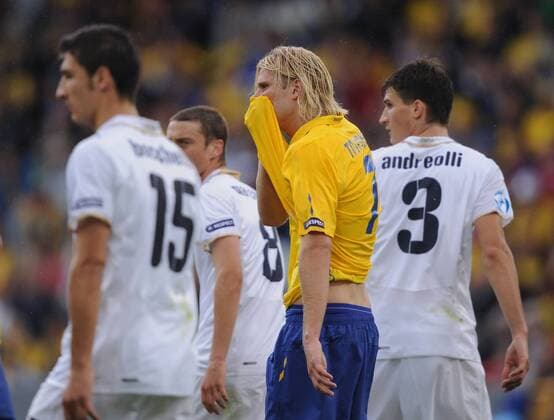 Ola Toivonen (Schweden U21, 2.v.re.) enttäuscht neben Marco Andreolli (Italien U21, re.) Fußball Länderspiel Herren U 21 EM 2009, U21, Nationalteam, Nationaltrikot, Schweden - Italien 1:2, Vdig Gruppe Helsingborg Enttäuschung,