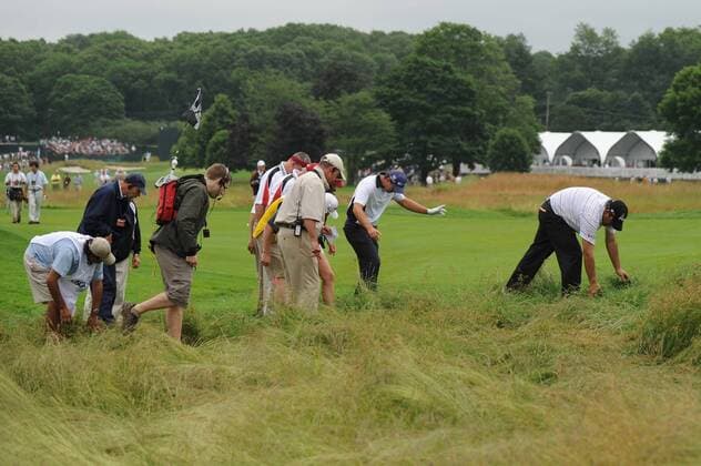 Angel Cabrera (Argentinien, re.) sucht mit Padraig Harrington (Irland, 2.v.re.) und Offiziellen seinen Ball im Rough -  (NYP20090619324) Golf Herren US Open 2009, PGA Tour Totale Farmingdale Bethpage