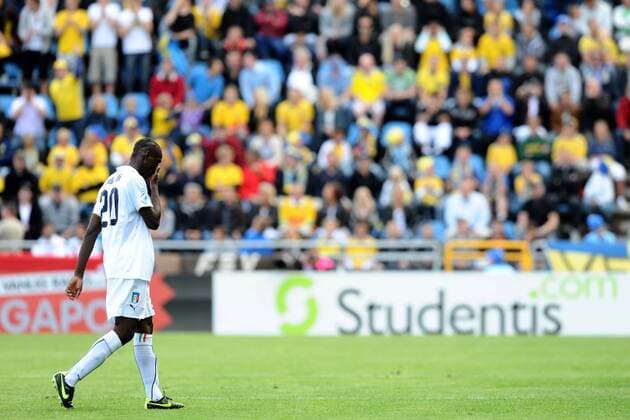 Mario Balotelli (Italien U21) enttäuschter Abgang -  Fußball EM Herren U21 EM 2009, U 21, Länderspiel, Nationalteam, Nationaltrikot, Einzelbild Helsingborg Enttäuschung,