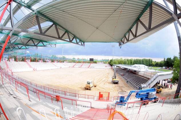 Dachinstallation im Stadion An der alten Försterei, Heimspielstätte von Union Berlin Fußball 2. BL Herren Saison 2009 2010, 1. FC Union Berlin, Fotostory o0 Bauarbeiten Totale Dach, Stadiondach, überdacht, Dachkonstruktion Berlin o0 Alte
