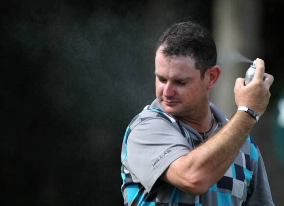 Rory Sabbatini (RSA) sprüht sich mit Sonnenschutzmittel ein -  (NYP20090620317) Golf Herren US Open 2009, PGA Tour Einzelbild Bethpage Farmingdale