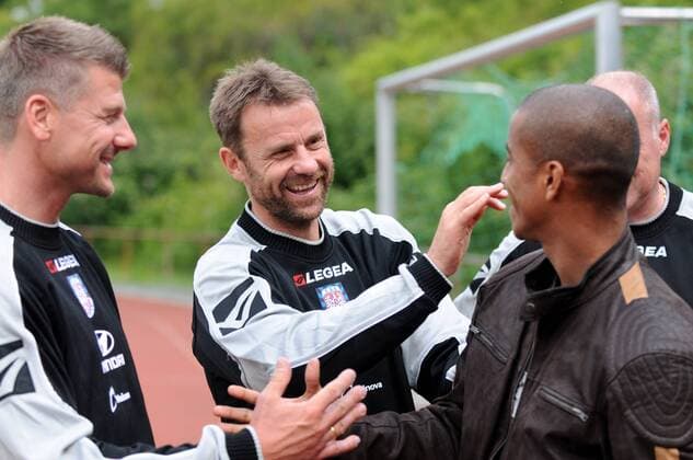 Torwarttrainer Norbert Lorz (li.) und Co Trainer Manfred Binz (Mitte) begrüßen Junior Ross (alle FSV Frankfurt) Fußball 2. BL Herren Saison 2009 2010, FSV Frankfurt, Training, Trainingsauftakt; Gruppe Frankfurt M.