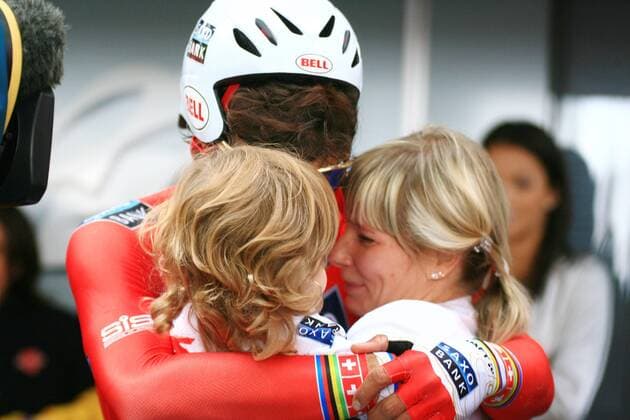 Fabian Cancellara (Schweiz Saxo Bank) feiert mit Ehefrau Stefanie und Tochter Giuliana den Gesamtsieg bei der Tour de Suisse 2009 Radsport Herren Tour de Suisse 2009, ProTour, Straßenradsport, Straße, Rad, Zeitfahren, Einzelzeitfahren Gruppe o0 Gesamtsieger 9. Etappe: Bern Glück, Freude, 