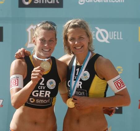 Sara Goller (li.) und Laura Ludwig (beide Deutschland) gewinnen die German Masters 2009 Beachvolleyball Damen German Masters 2009, Beach, European Championship Tour Gruppe Berlin Begeisterung, Freude,