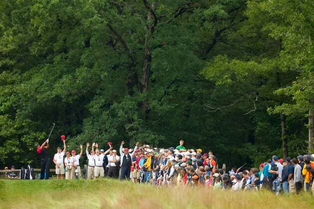 Tiger Woods (USA, li.) und Zuschauer bei den US Open 2009 - (ZUMAcs7) Golf Herren US Open 2009, PGA Tour Totale Bethpage Farmingdale