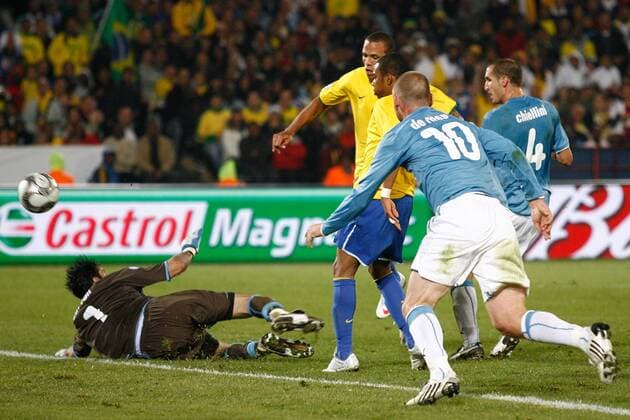 Luis Fabiano (Brasilien, Mitte) trifft gegen Torwart Gianluigi Buffon (Italien) zum 1:0 -  Fußball Länderspiel Herren Confed Cup 2009, Brasilien - Italien Gruppe Pretoria Tshwane Dynamik,