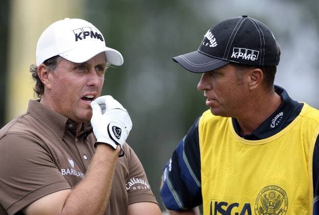 Phil Mickelson (USA, li.) mit seinem Caddie Jim MacKay -  (NYP20090622101) Golf Herren US Open 2009, PGA Tour, Gruppe Farmingdale Bethpage Nachdenklichkeit,