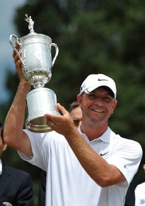 Lucas Glover (USA) mit Trophäe bei der Siegerehrung - er gewinnt die US Open 2009 -  (NYP20090622308) Golf Herren US Open 2009, PGA Tour Einzelbild Farmingdale Bethpage Freude,
