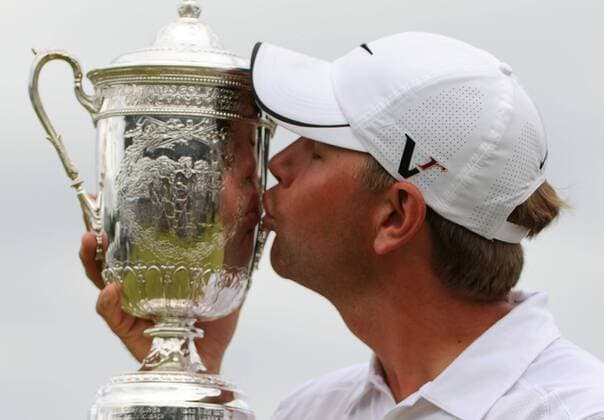 Lucas Glover (USA) küsst die Trophäe bei der Siegerehrung - er gewinnt die US Open 2009 -  (NYP20090622329) Golf Herren US Open 2009, PGA Tour Einzelbild Farmingdale Bethpage Freude,