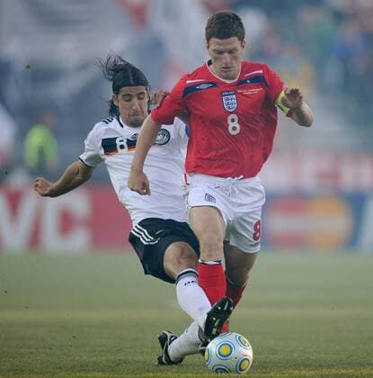 Craig Gardner (England U21, re.) gegen Sami Khedira (Deutschland U21) Fußball Länderspiel Herren U21 EM 2009, U 21, Nationalteam, Nationaltrikot Gruppe Halmstad Dynamik, Kampf,
