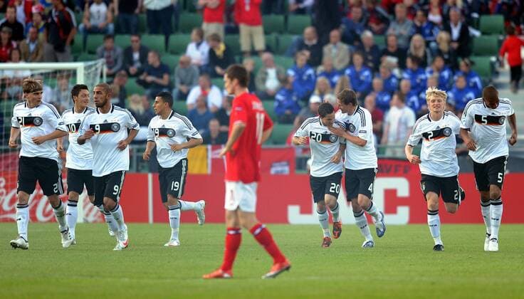 Torjubel Deutschland U21 um Torschütze Gonzalo Castro (Mitte) -  Fußball Herren U 21 Europameisterschaft 2009, Gruppe Halmstad Freude,
