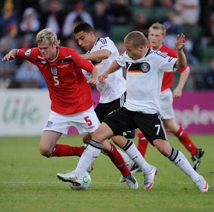 Richard Stearman (England U21, li.) gegen Änis Ben Hatira (Mitte) und Patrick Ebert (beide Deutschland U21) Fußball Länderspiel Herren U 21 EM 2009, Nationalmannschaft, Nationaltrikot, Deutschland - England 1:1 Gruppe Halmstad Dynamik,