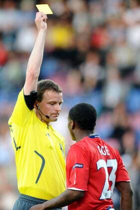 FIFA Schiedsrichter Peter Rasmussen (Dänemark) zeigt Danny Rose (England U21) die gelbe Karte -  Fußball Länderspiel Herren U21 EM 2009, U 21, Nationalteam, Nationaltrikot Gruppe Halmstad