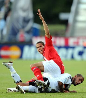 Frazier Campbell (England U21, hi.) gegen Ashkan Dejagah (Deutschland U21) -  Fußball Länderspiel Herren U21 EM 2009, U 21, Nationalteam, Nationaltrikot, Deutschland U21 - England U21 Gruppe Halmstad Dynamik,